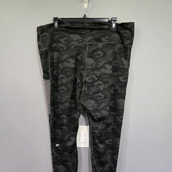 🐢 Fabletics Powerhold High Waisted Pocket Mesh Camo Leggings SIZE XXL - Picture 10 of 15